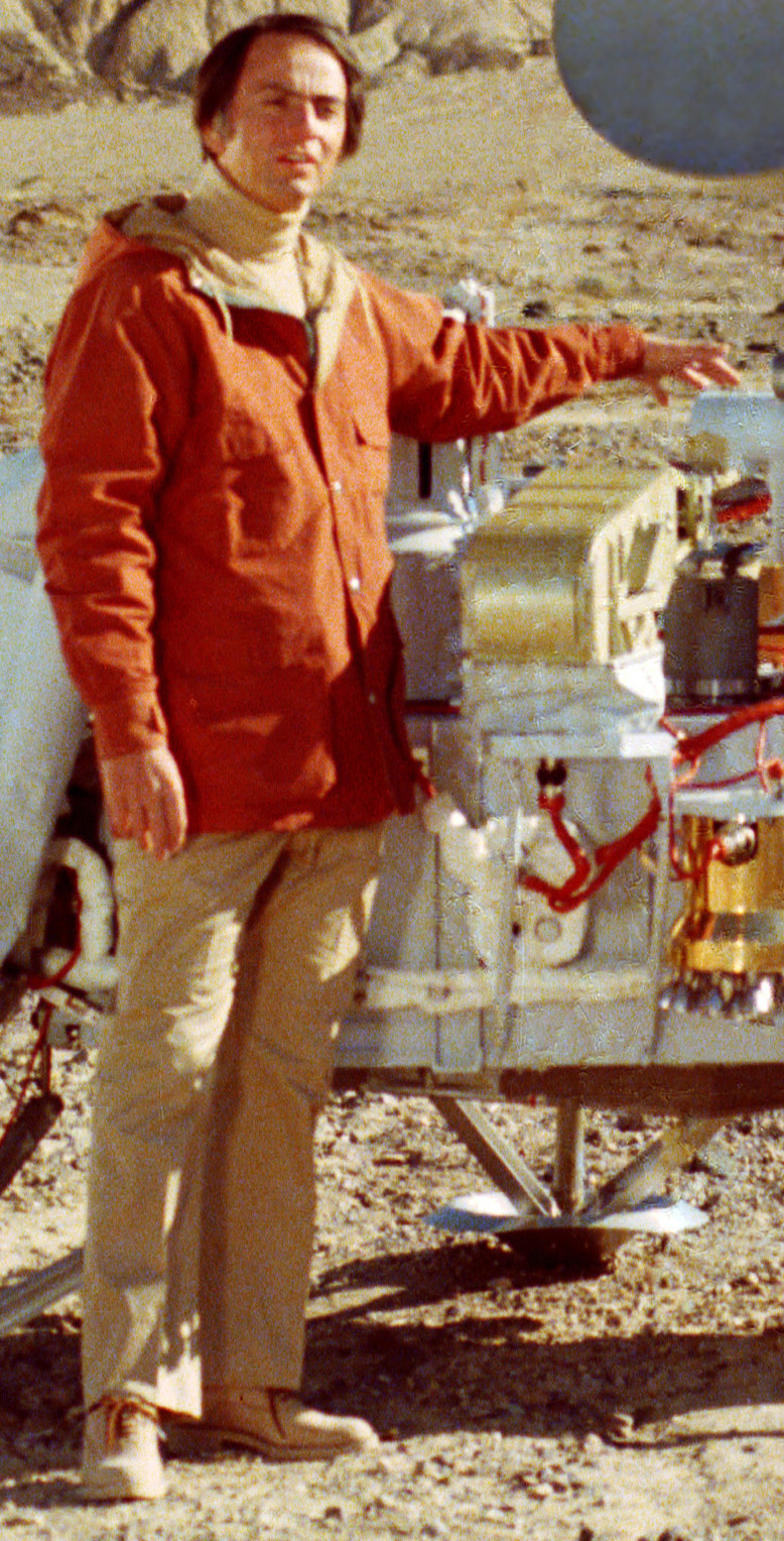 Carl Sagan standing in front of the Viking spacecraft